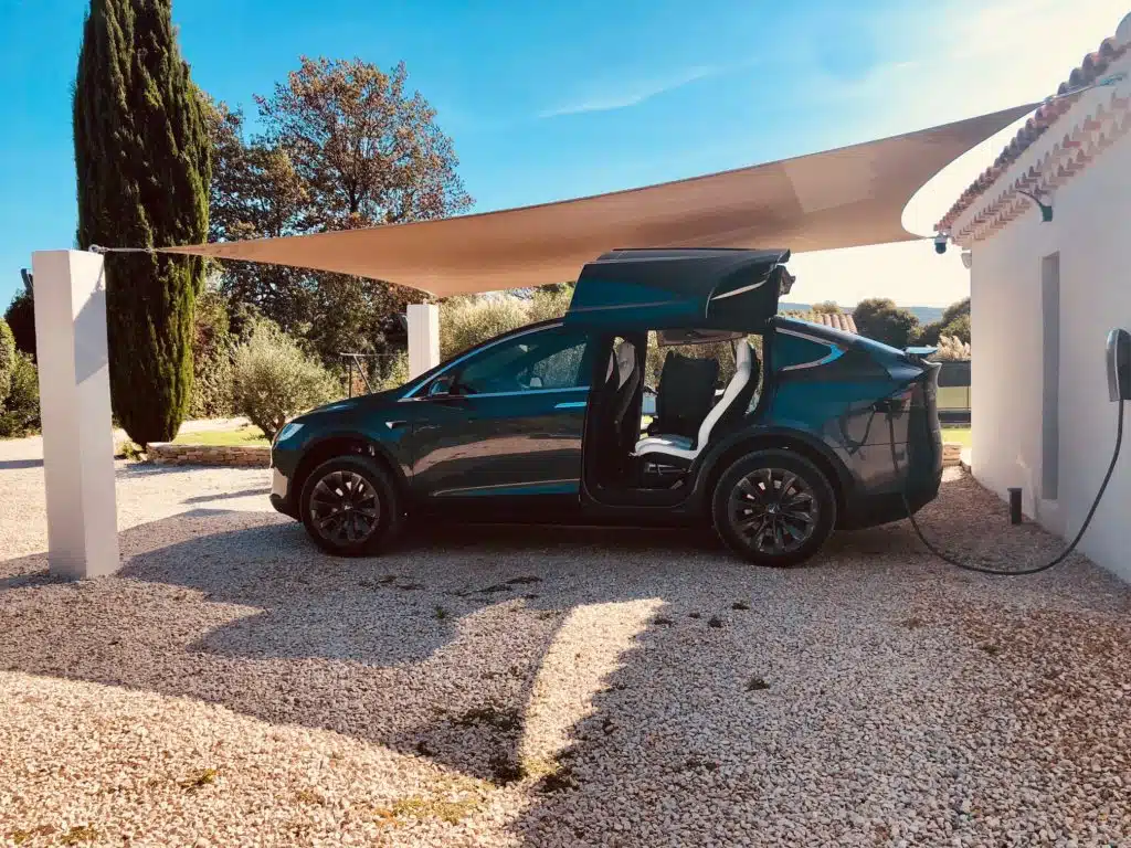 Véhicules protégés du soleil par une voile d'ombrage sur-mesure, par Otaké