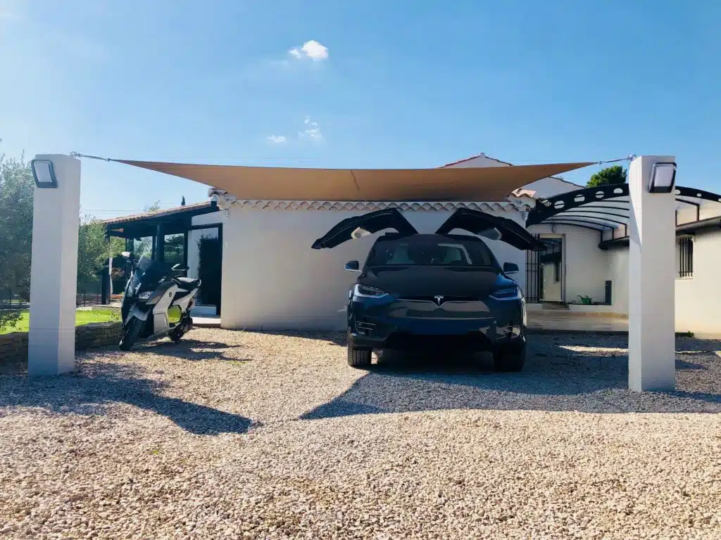 véhicules protégées par une voile d'ombrage sur-mesure, par Otaké