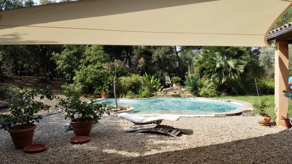 Voile d'Ombrage Made In France en bord de piscine