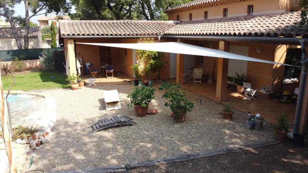 Voile d'Ombrage Made In France en bord de piscine