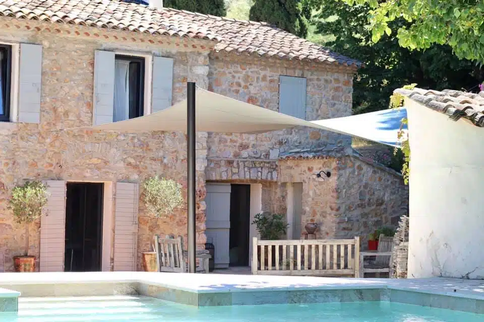 Terrasse abritée par une voile d'ombrage sur mesure