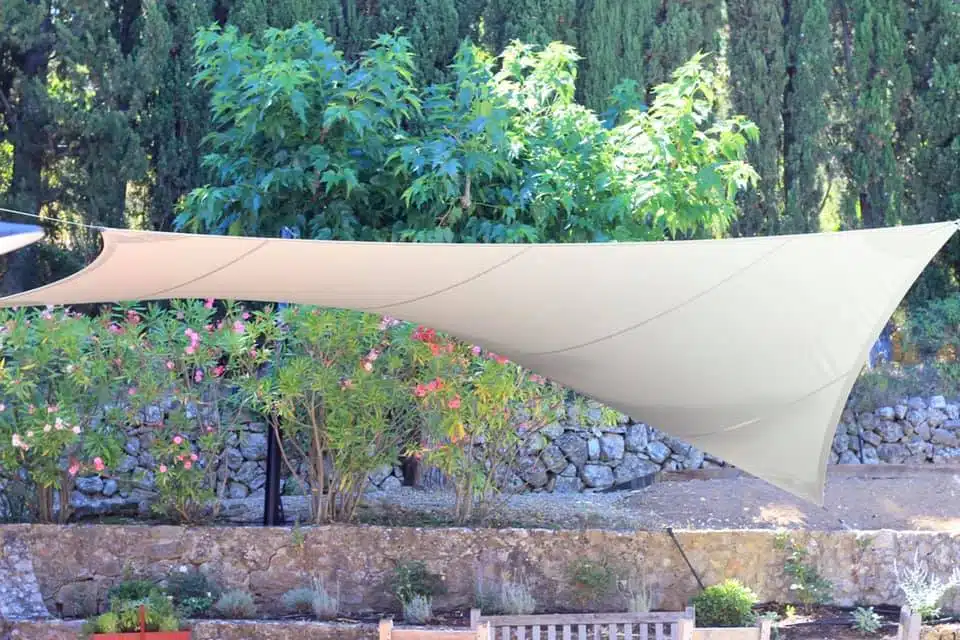 Voile d'ombrage sur mesure pour un espace protégé