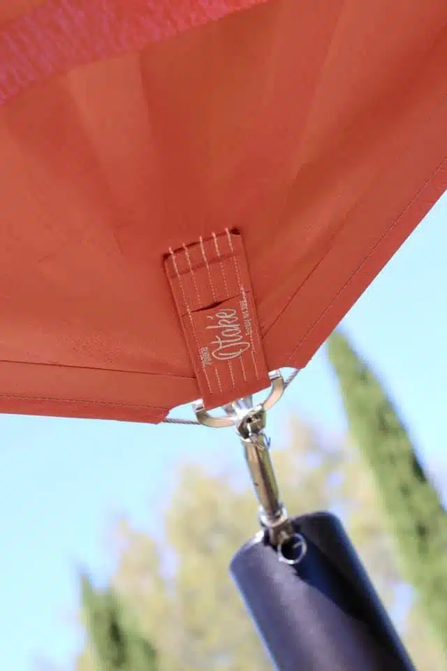 Vue détaillée fixation de la voile d'ombrage au poteau en acier thermolaqué