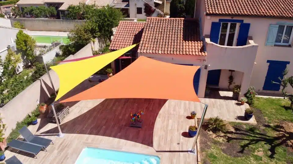 Trois voiles d'ombrage colorées abritant la terrasse, Six-Fours-la-Plage, Var
