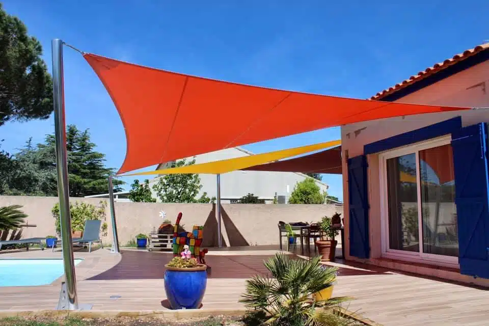 Voiles d'ombrage colorées, terrasse à Six-Fours-la-Plage