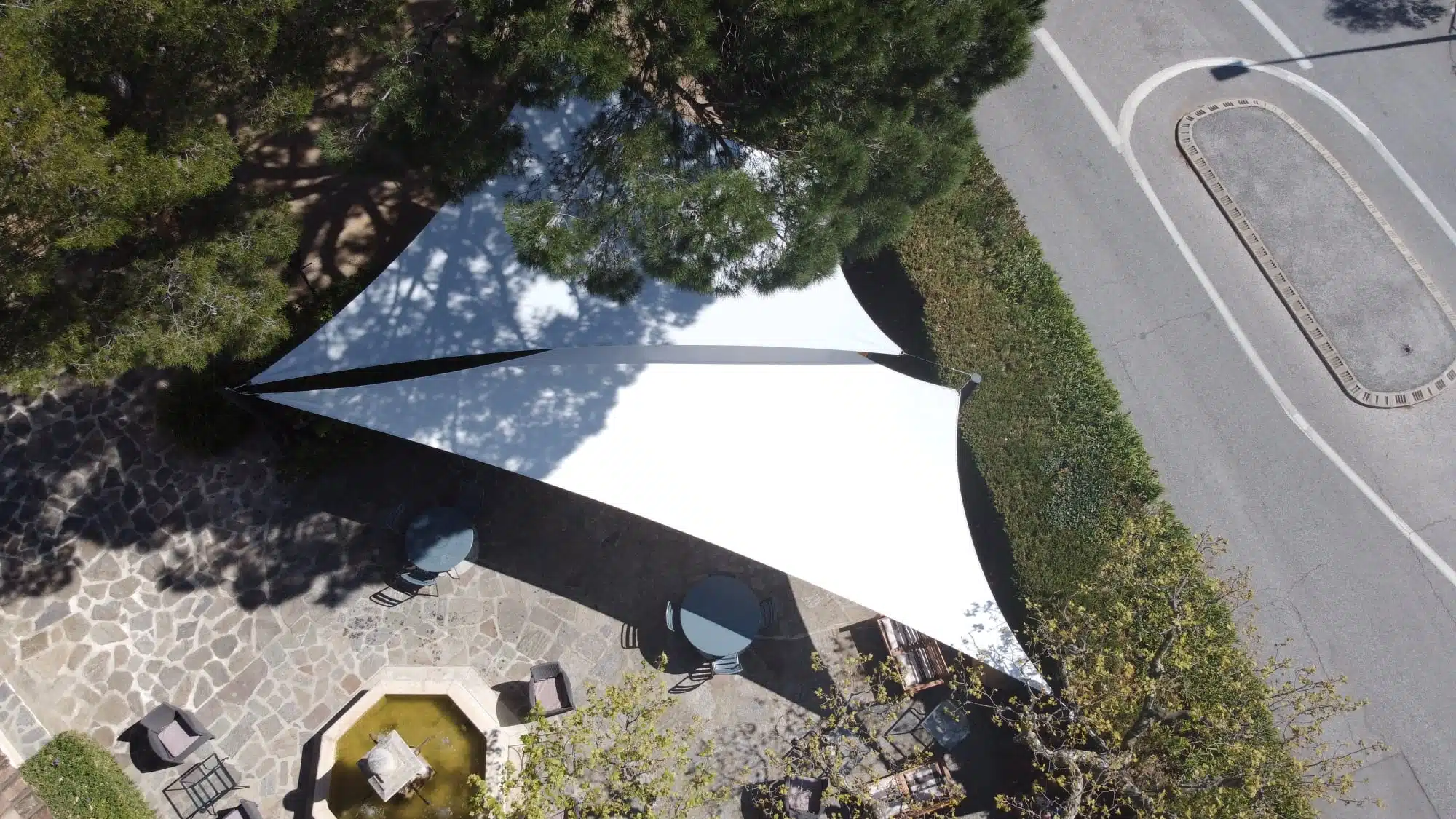 Vue aérienne des voiles d'ombrage protégeant la terrasse de l'hotel