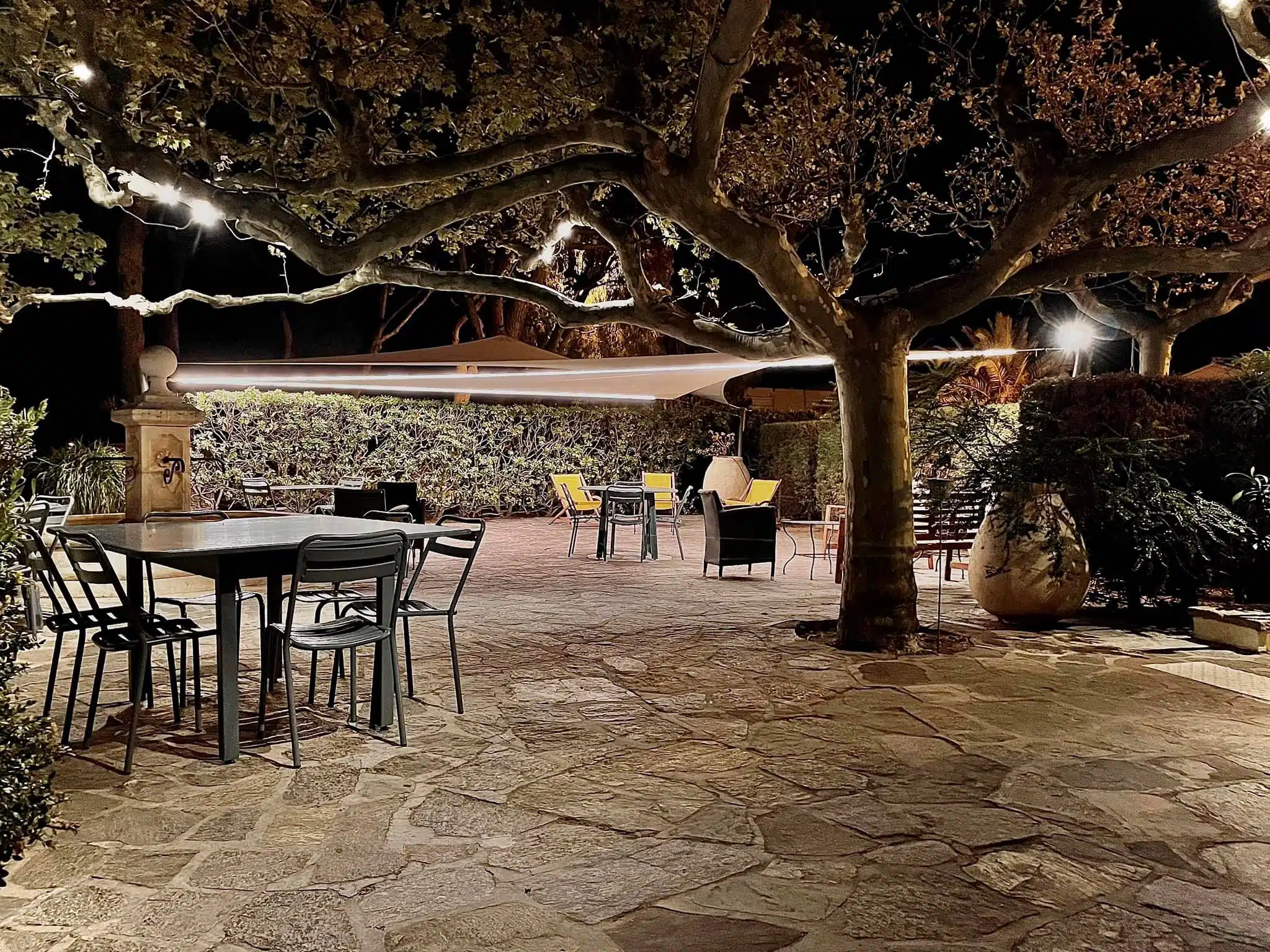 Terrasse illuminée de l'Hôtel de la Plage, 
platane et voiles d'ombrage avec bandes Leds en périphérie