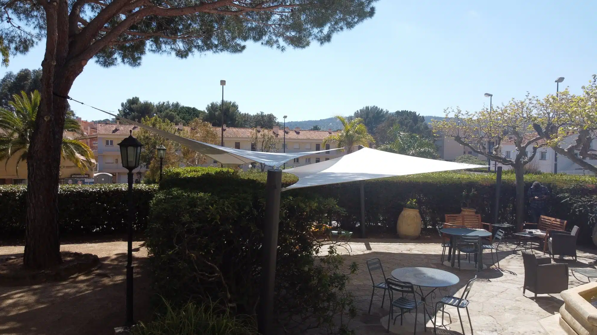 Arrimage des voiles d'ombrage sur la terrasse de l'Hôtel de la Plage