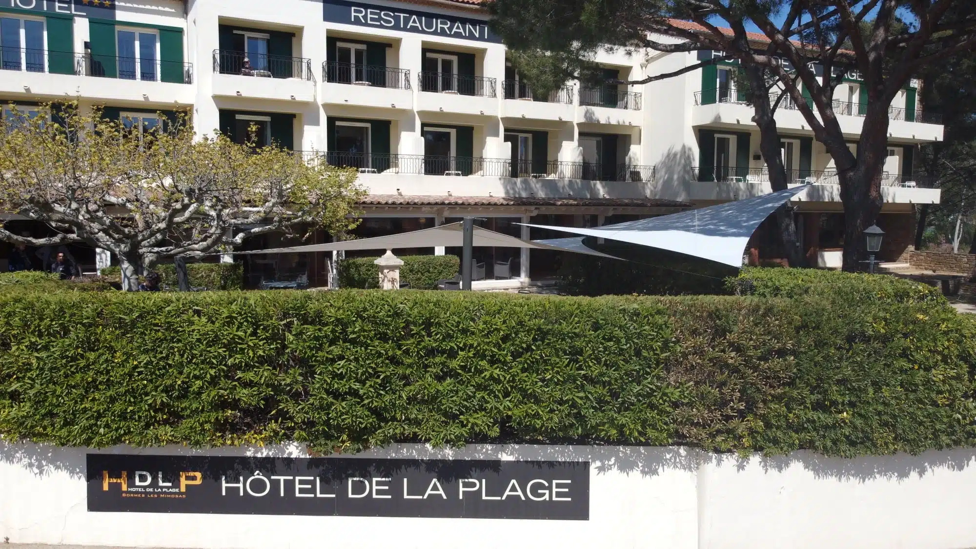 Hôtel de la Plage à Bormes-les-Mimosas : une terrasse ombragée