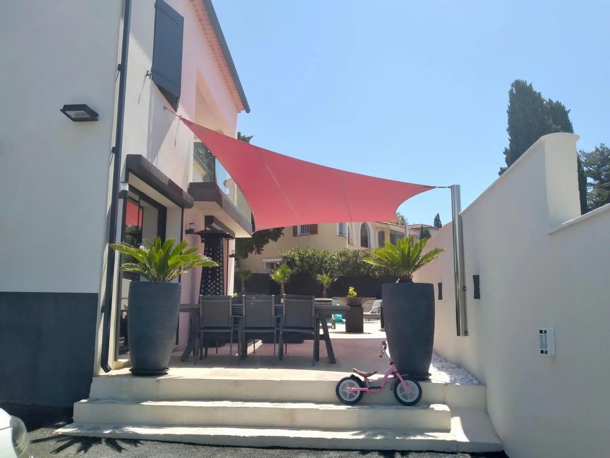 Installation Otaké : la voile d'ombrage protégeant l'espace repas de la terrasse
