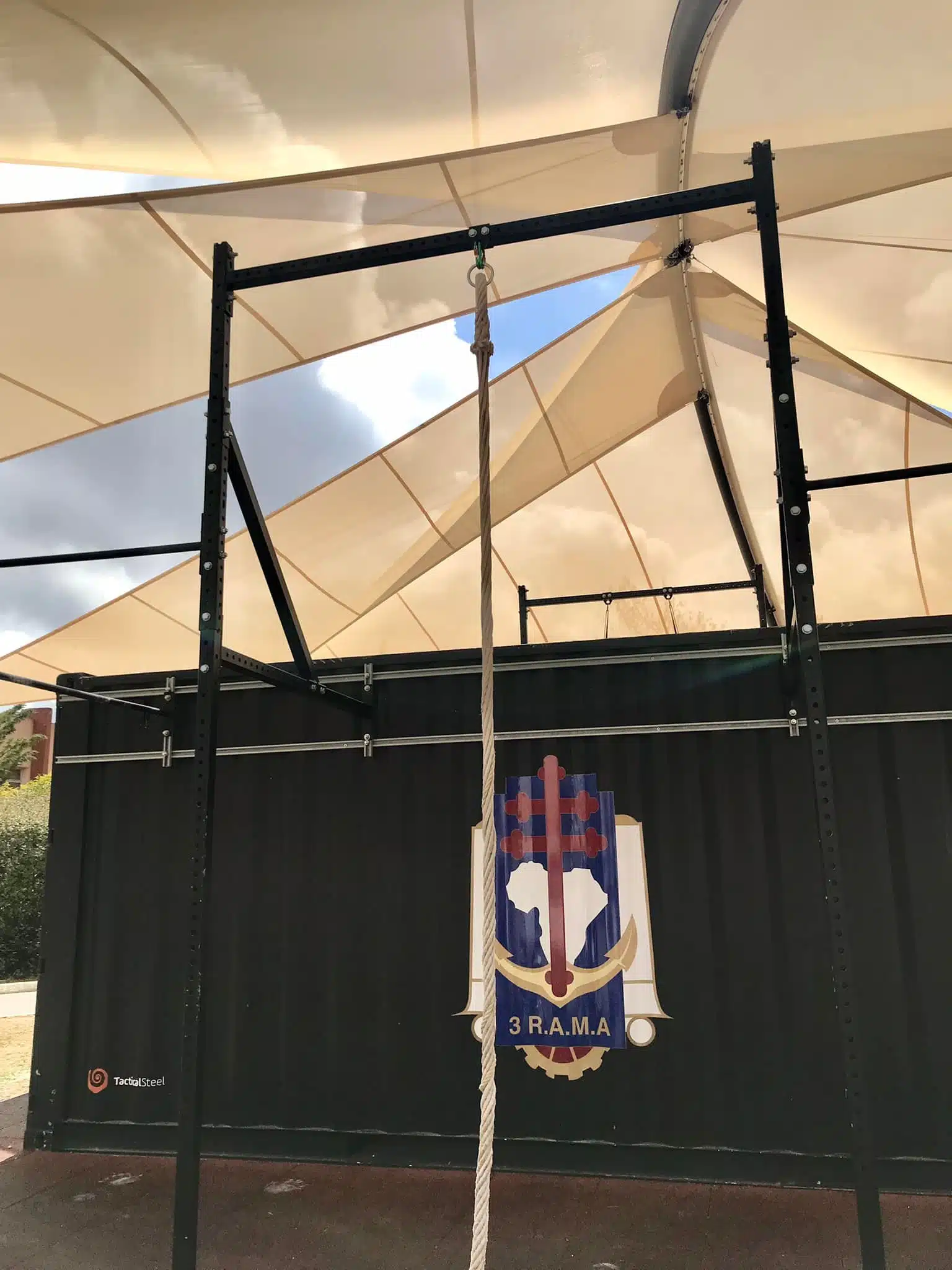 Voiles d'ombrage protégeant la zone de crossfit du 3e R.A.M.A