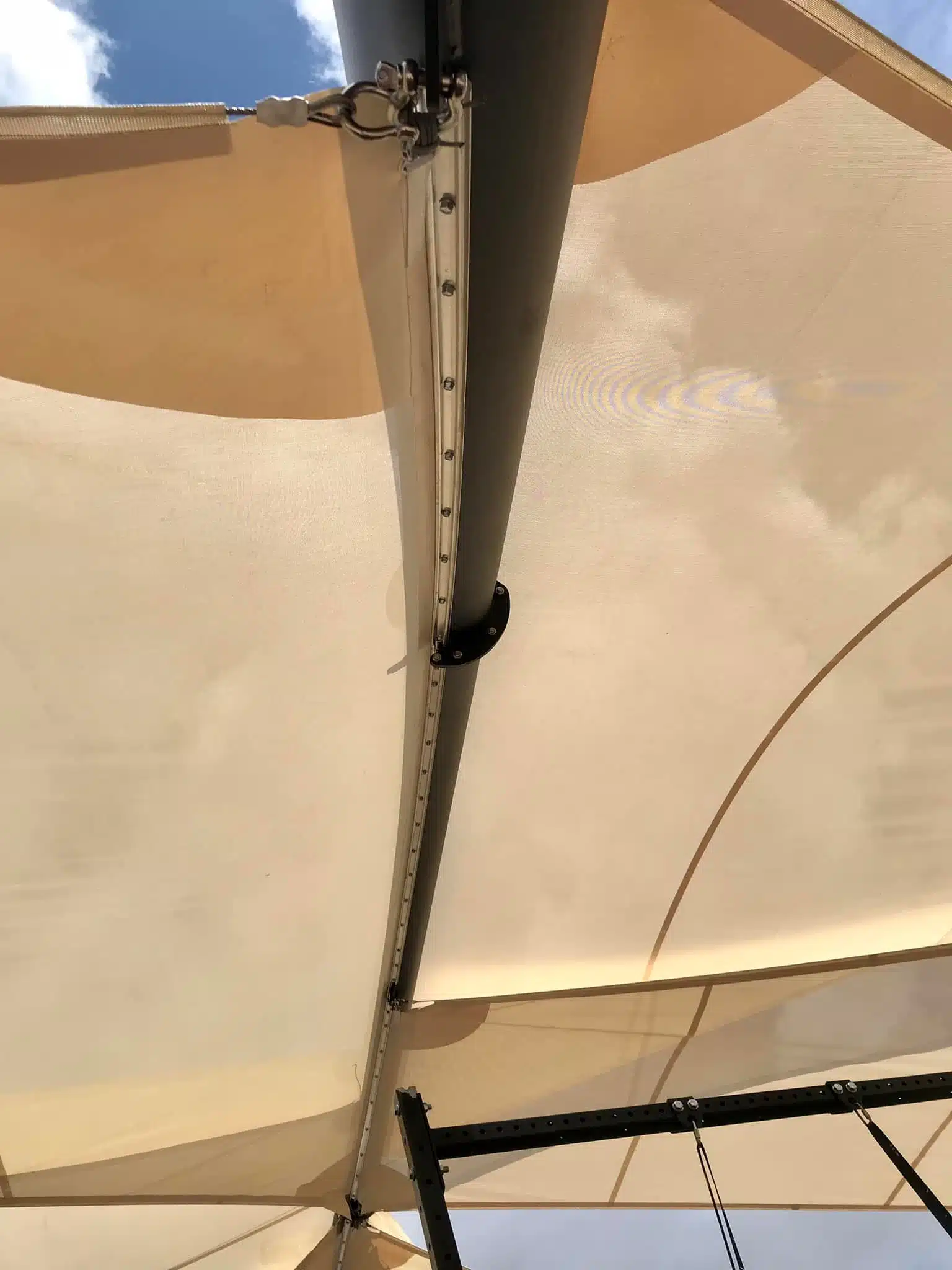 Vue détaillée de la structure créée pour ombrager une zone de crossfit