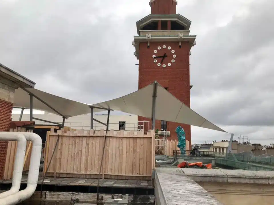 Préparation d'un évènement sur le toit-terrasse du Beffroi de Montrouge
