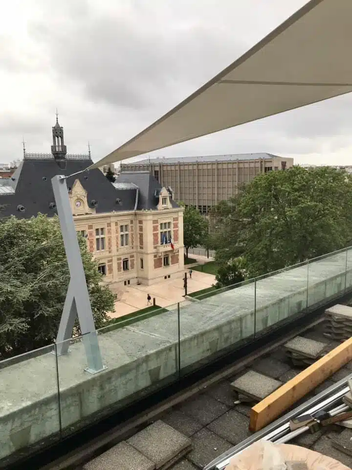 Vue détaillée de la fixation métallique des voiles d'ombrage
