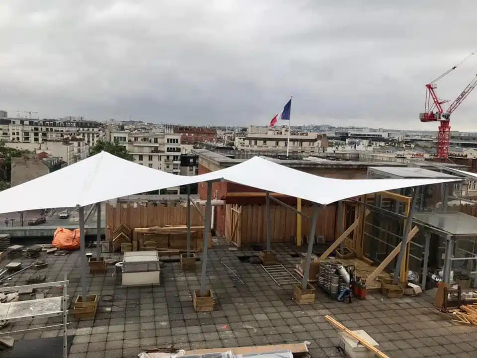 Evènement sur le toit-terrasse du Beffroi de Montrouge : montage de la structure de fixation
